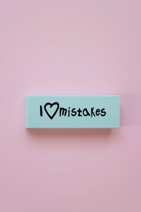 gomme sur un fond rose avec écris I love mistakes