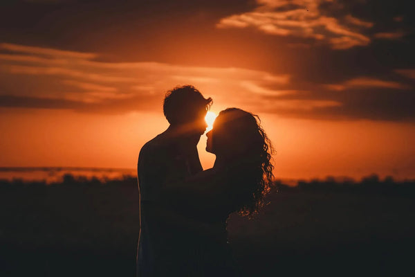 couple pendant un coucher de soleil