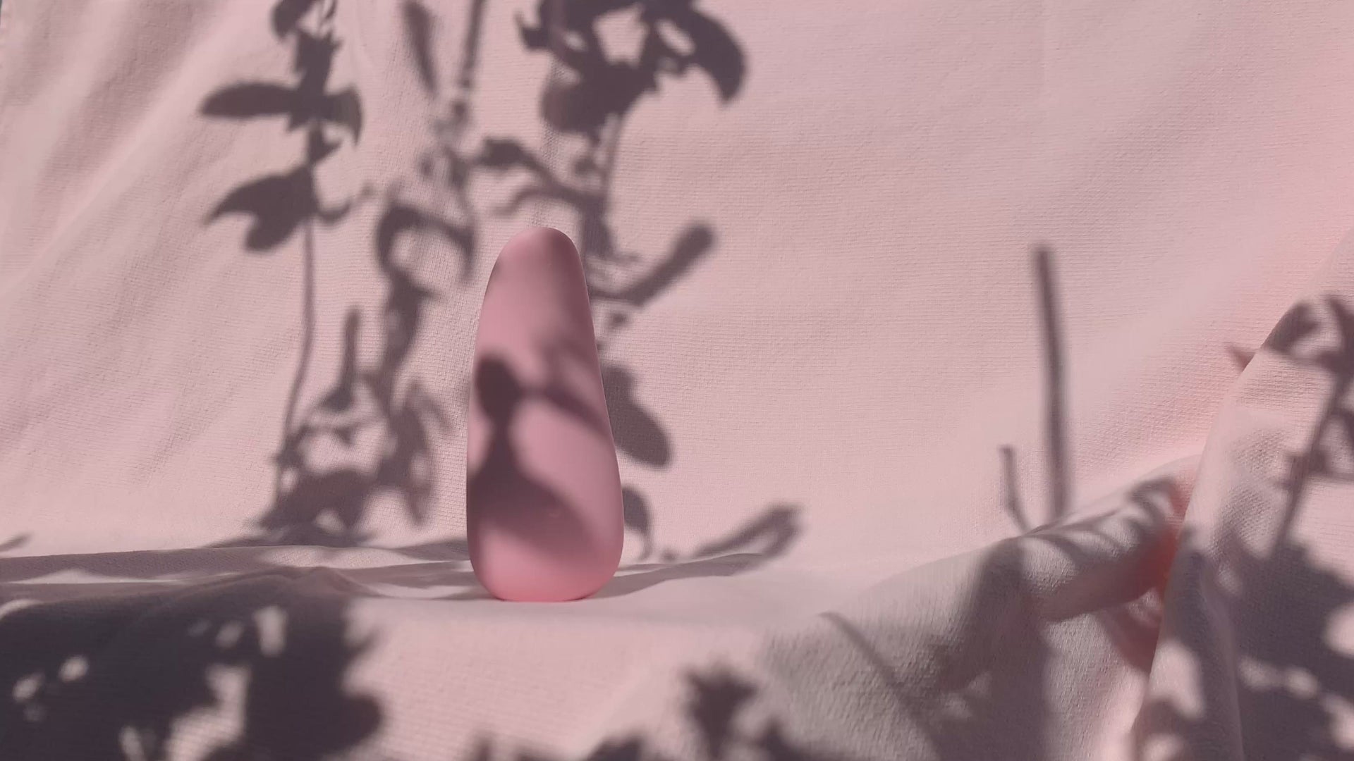 Sextoy Aimi avec des ombres de fleurs