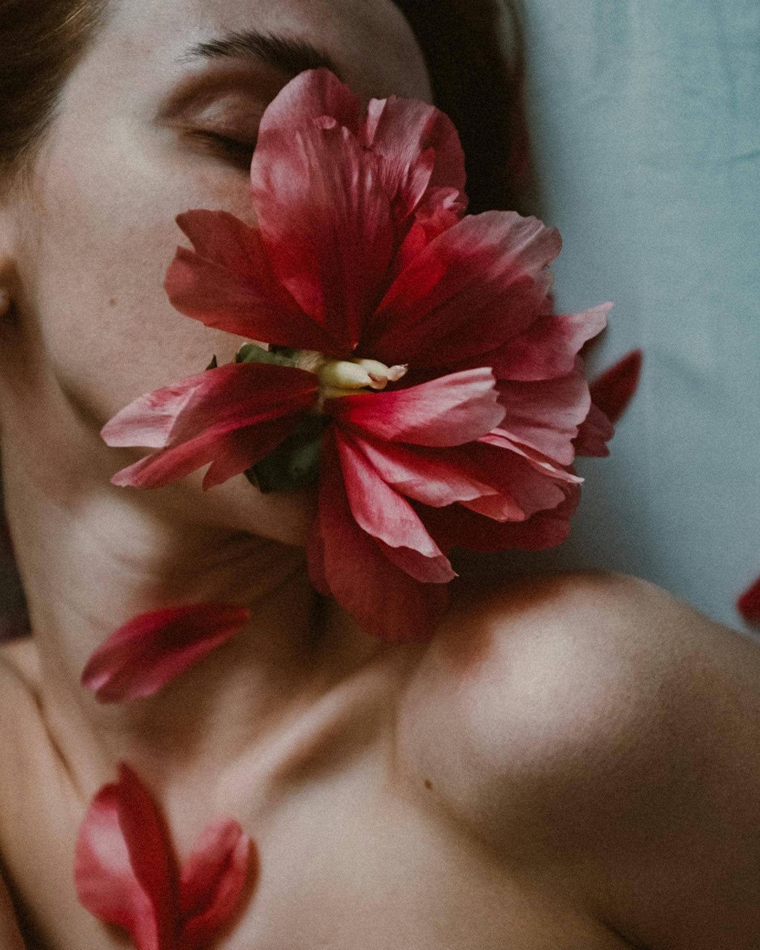 femme sensuelle avec une fleur