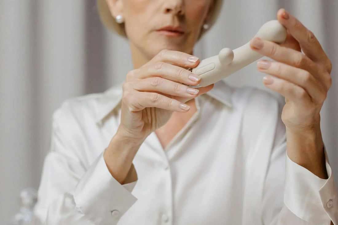 femme observant un sextoy