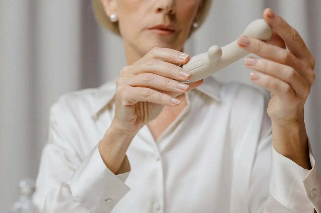 femme observant un sextoy