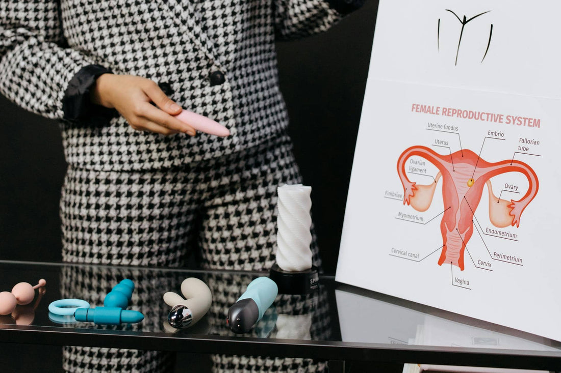 femme donnant un cours sur les sextoys
