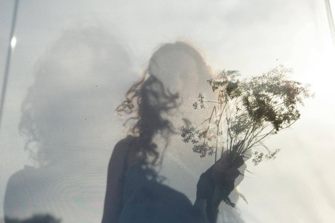 ombre de femme qui tient des fleurs