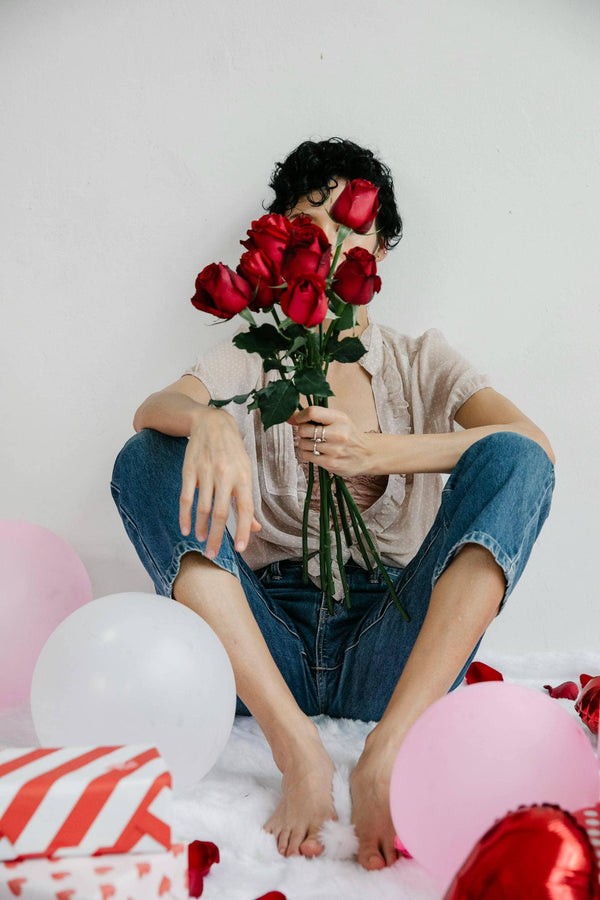 femme tenant un bouquet de roses
