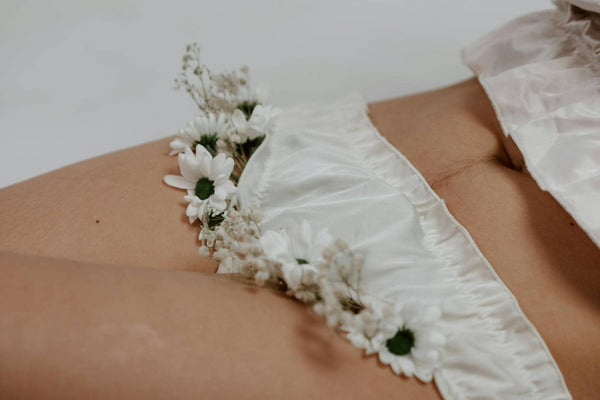 femme avec des fleurs en guise de poils