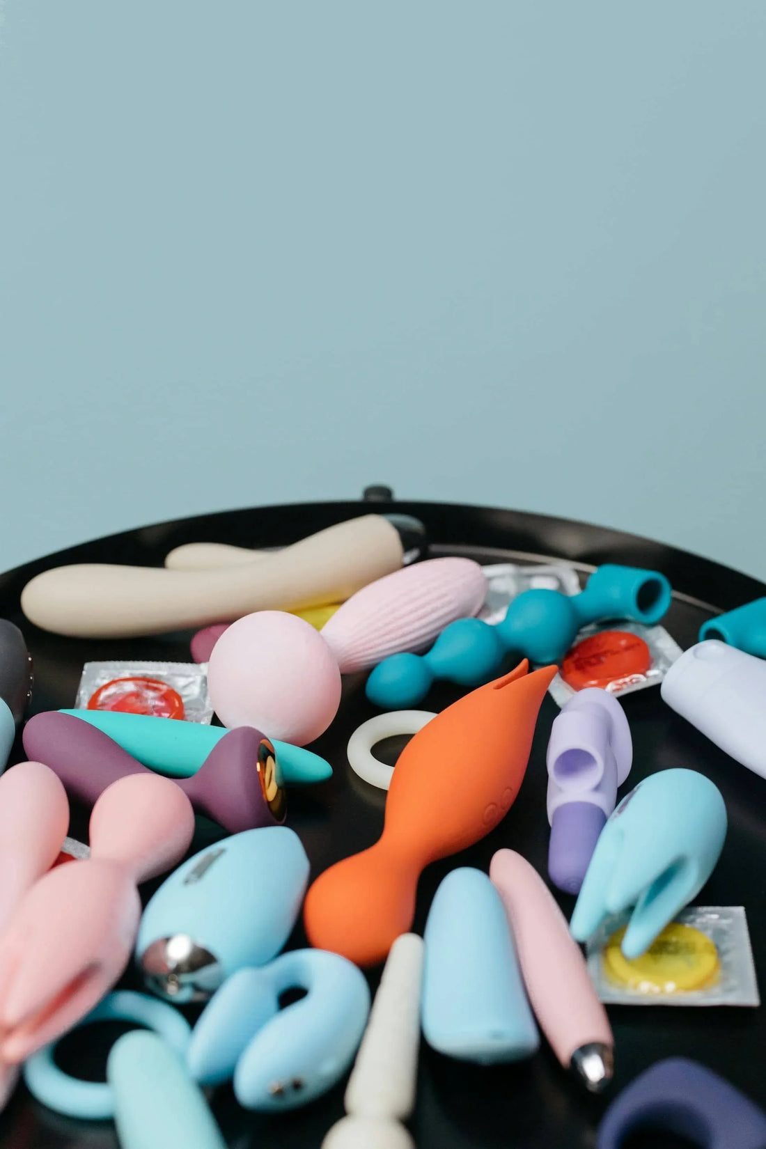 sextoys posés sur une table