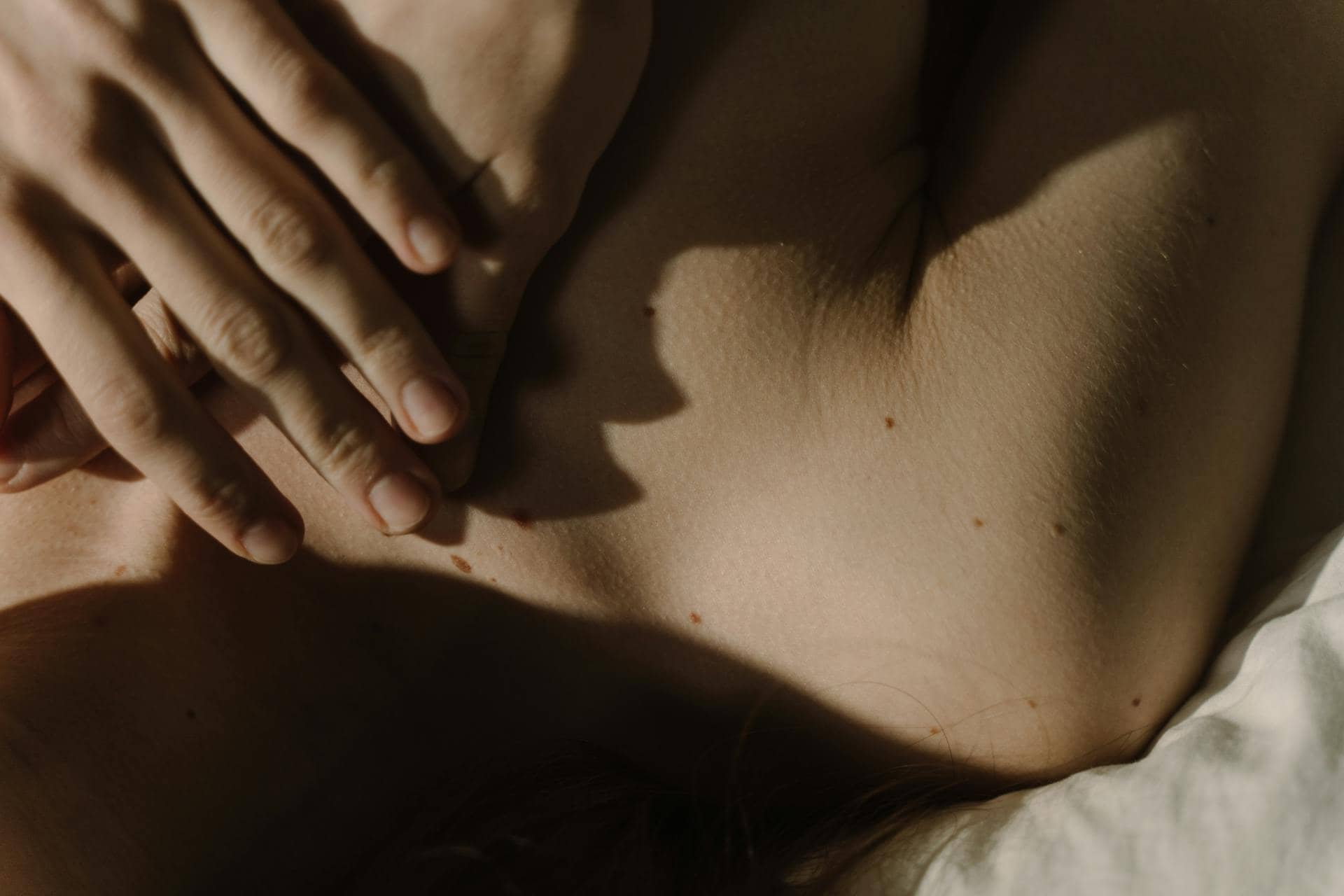 femme qui caresse son cou