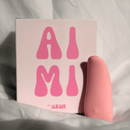 Aimi est debout devant son packaging. La boite est également debout.