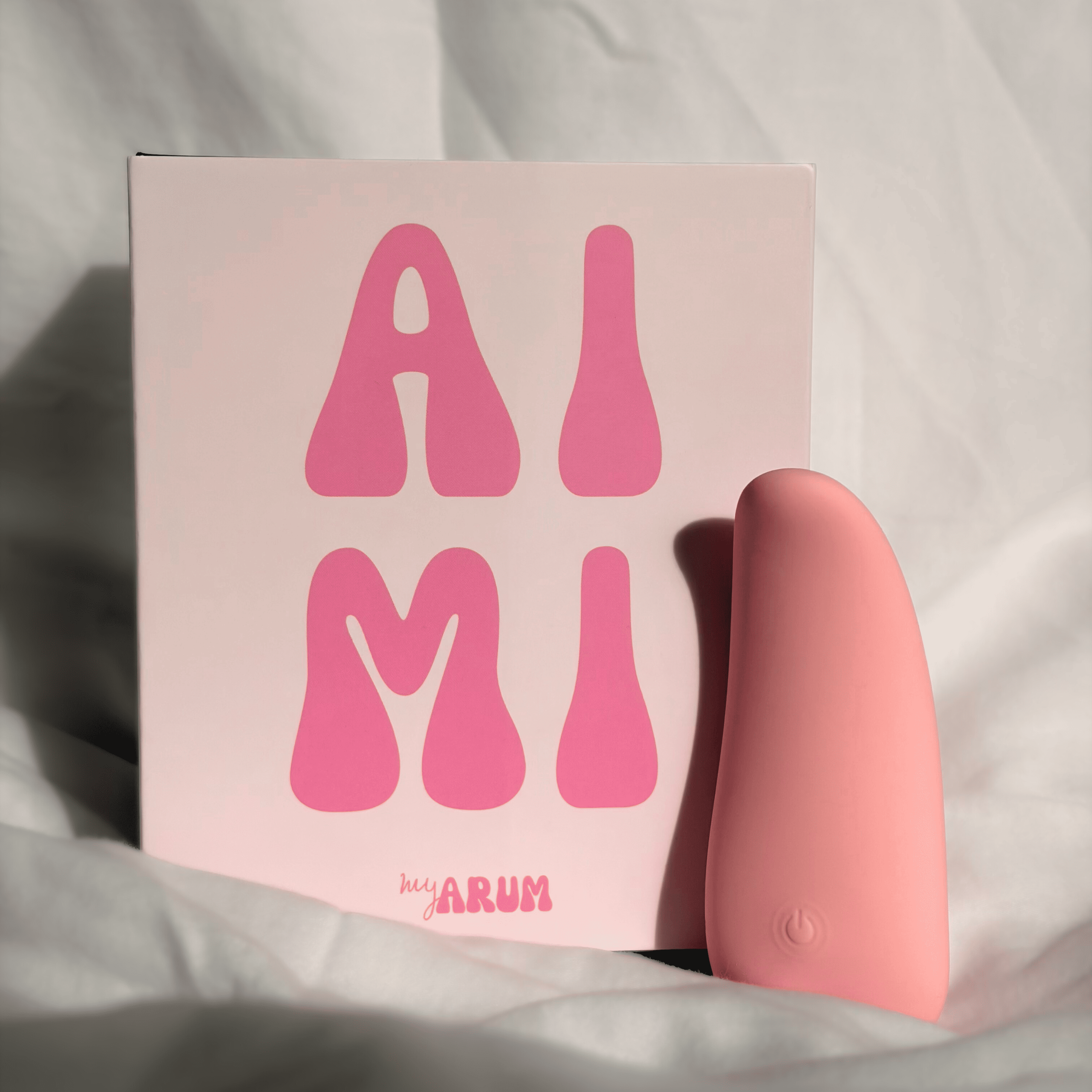 Aimi est debout devant son packaging. La boite est également debout.